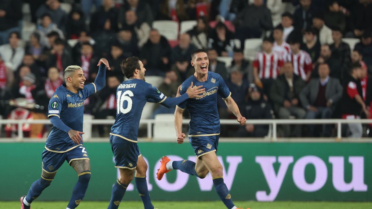 PAP/EPA / ERDEM SAHIN / Na zdjęciu: piłkarze ACF Fiorentina