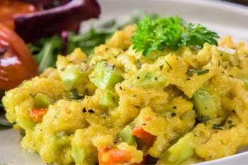 Jajecznica w zdrowszej wersji. Pomaga zadbać o cholestearol