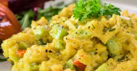 Jajecznica w zdrowszej wersji. Pomaga zadbać o cholesterol