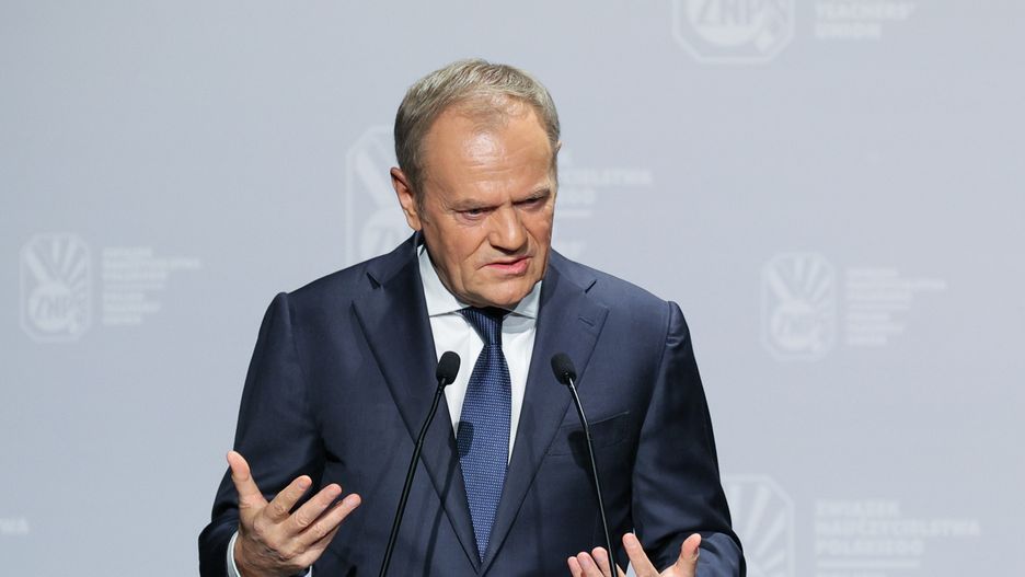 Warszawa, 22.11.2024. Premier Donald Tusk przemawia na XLIII Krajowym Zjeździe Delegatów Związku Nauczycielstwa Polskiego, 22 bm. w siedzibie ZNP w Warszawie. Celem Zjazdu ZNP, odbywającego się pod hasłem "Łączy nas edukacja!", jest podsumowanie ostatnich pięciu lat działalności związku i przyjęcie strategii na kolejną kadencję. (mr) PAP/Paweł Supernak