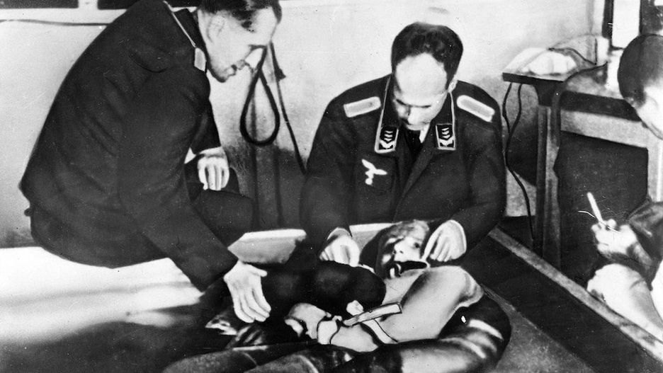 Rascher (po prawej) podczas eksperymentów związanych z hipotermią