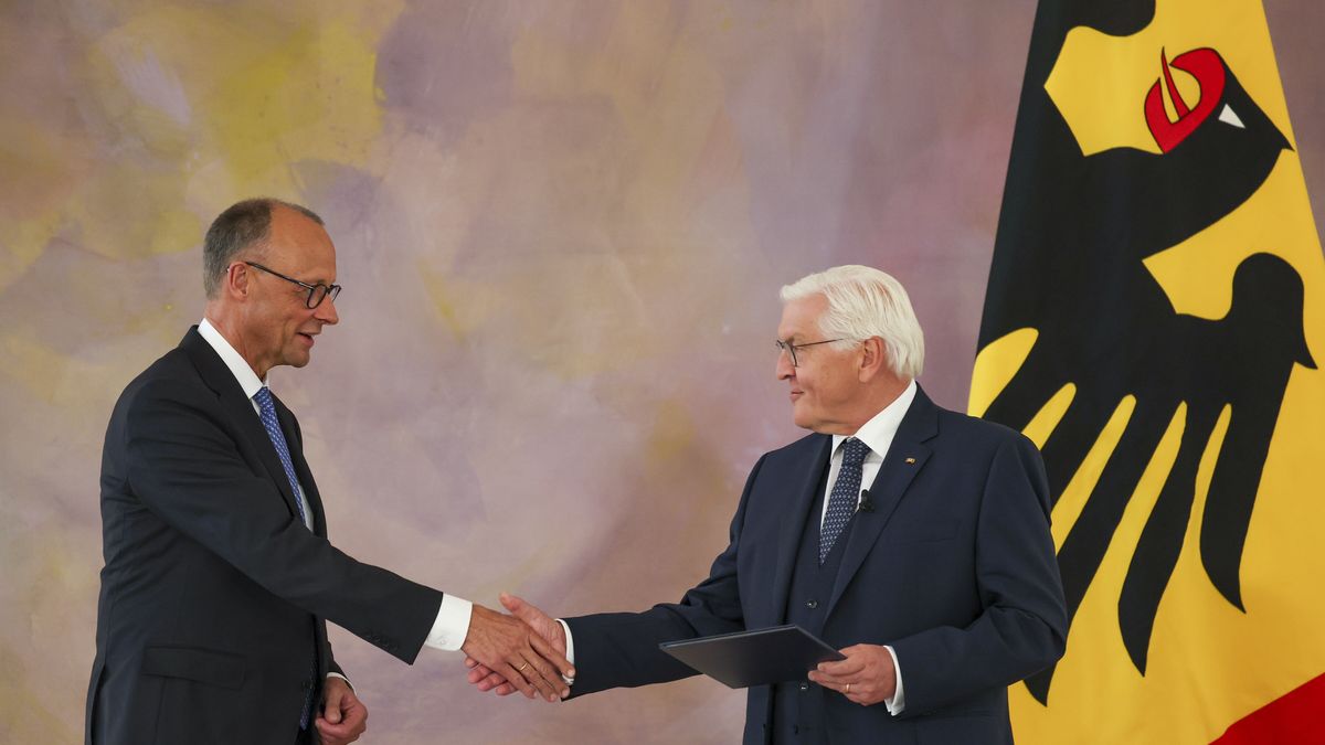 Newly appointed German Chancellor Friedrich Merz (L) receives his certificate of appontment from German President Frank-Walter Steinmeier (R) during the appointment of the Federal Chancellor at the Bellevue Palace in Berlin, Germany, 06 May 2025. EPA/FILIP SINGER Dostawca: PAP/EPA.