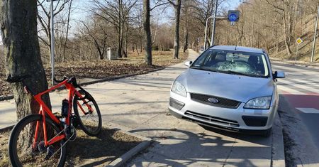 Zdarzenie na ul. Mostowej. Rowerzysta trafił do szpitala po zderzeniu z samochodem!