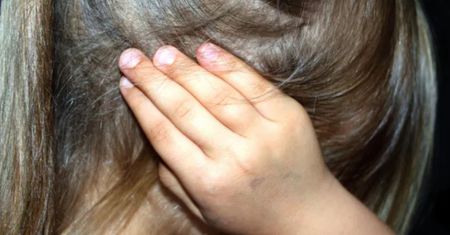 Miała "udostępniać" dzieci pedofilom za pieniądze. Teraz wyjdzie z aresztu