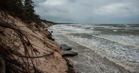 Sztorm na Bałtyku. Plaża "zniknęła", klif uszkodzony