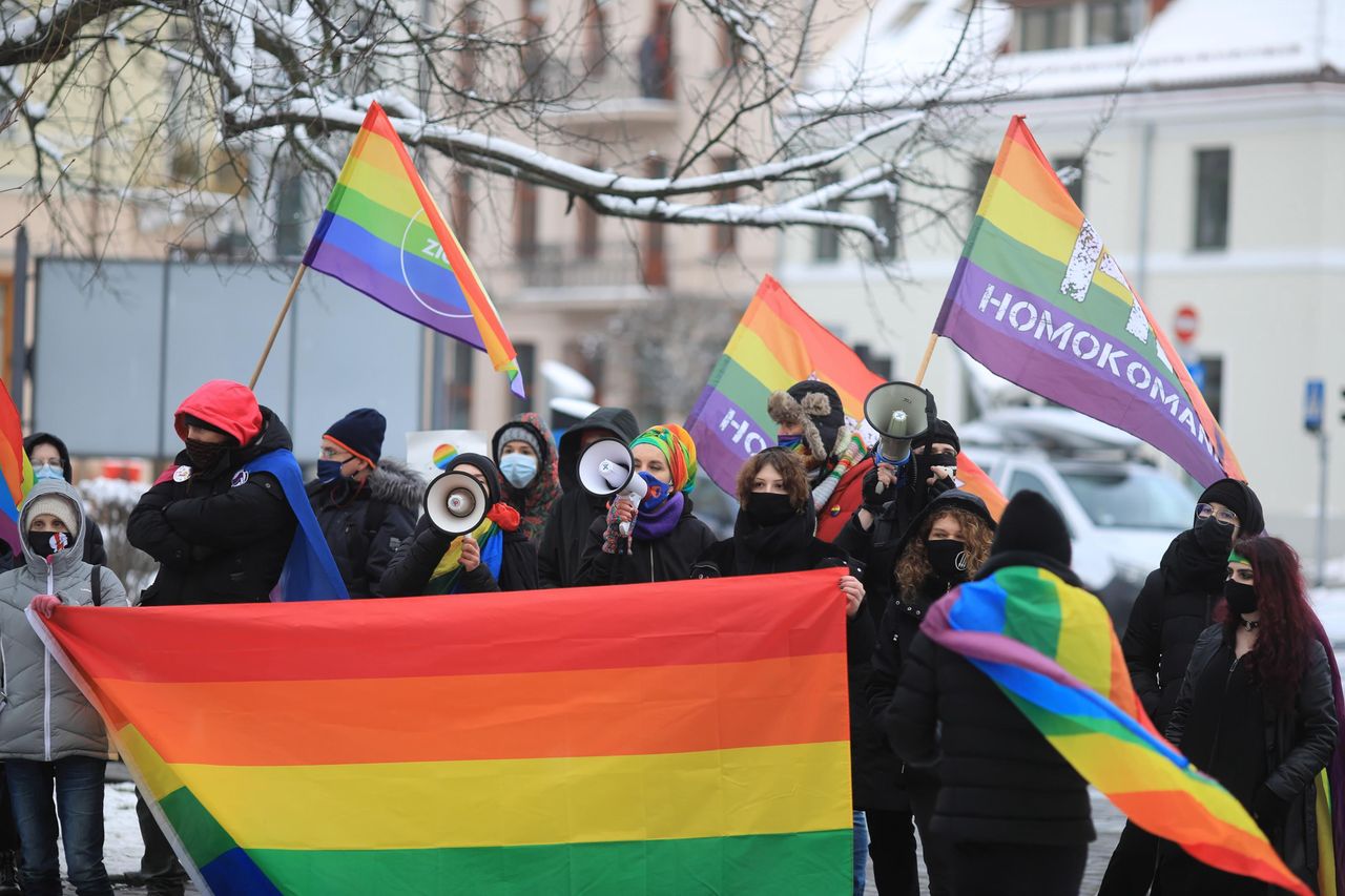 Podręcznik dla policjantów. Środowisko LGBTQ nazwane "patologią"