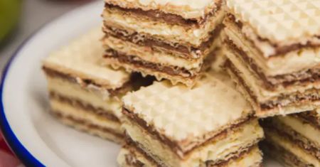 Chrupiące wafle przełożone pysznym kremem. W PRL każdy się nimi zajadał