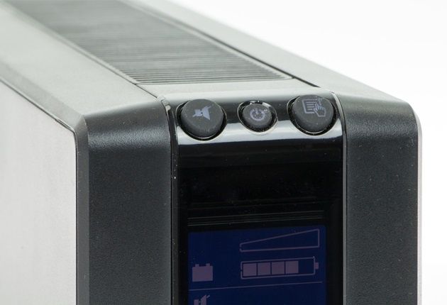 APC Back-UPS 550 przyciski na obudowie