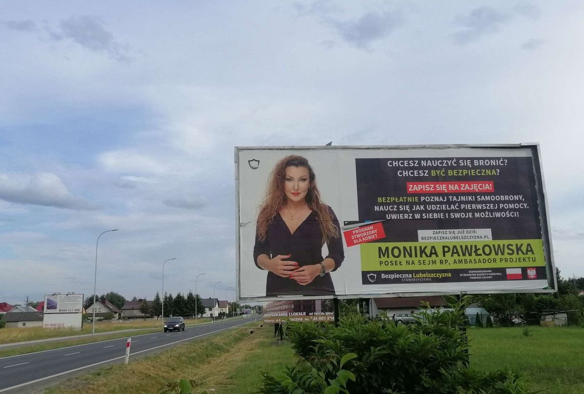 Billboard z posłanką Moniką Pawłowską w Biłgoraju opłacony z pieniędzy KPRM. Parlamentarzystka PiS uważa, że to nie kampania wyborcza