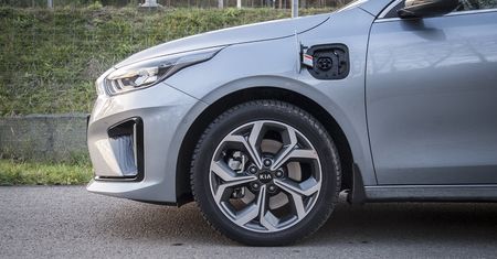 Unia ma wziąć się za hybrydy plug-in. Chce skończyć z nierealnym spalaniem w katalogach