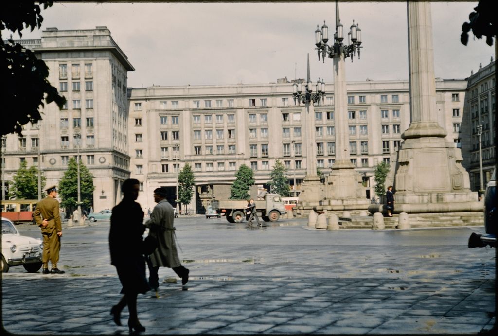 Nostalgiczna Warszawa lat 50. na nieznanych, kolorowych zdjęciach profesora z USA 15