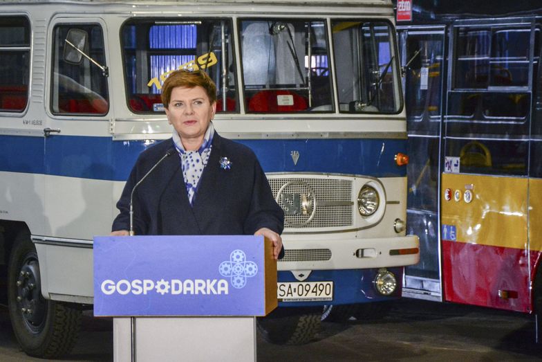 30 marca 2016 roku. Beata Szydło w zakładach Autosanu ogłasza finalizację przejęcia przez PGZ.