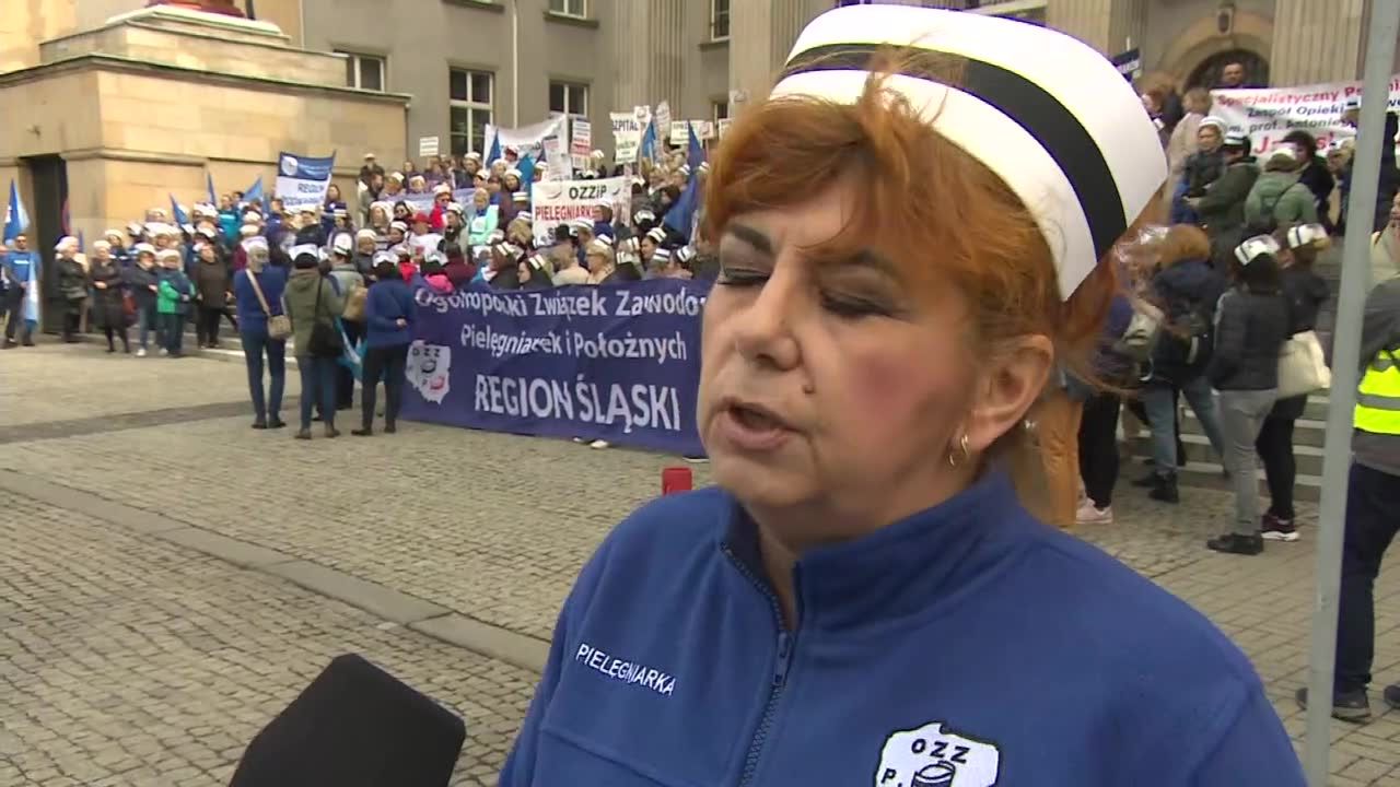 Protest pielęgniarek i położnych w Katowicach. Żądają nowej polityki dotyczącej wynagrodzeń i poprawy warunków pracy