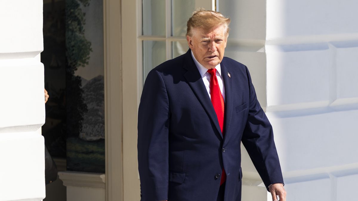 Trump heads to Alaska to campaign for Republican Sen. Dan Sullivan
epa13300714 US President Donald Trump  prepares to speak to reporters as he departs the White House for Alaska, in Washington, DC, USA, 13 October 2026. President Trump is traveling to Alaska to campaign for incumbent Republican Senator Dan S. Sullivan, who is running for re-election in November 2026.  EPA/JIM LO SCALZO 
Dostawca: PAP/EPA.
JIM LO SCALZO
press, mics, Trump, White house