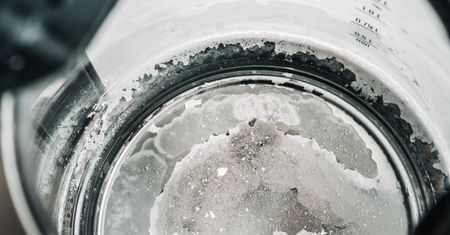 Nie woda i nie detergent. Tak lepiej usuniesz kamień z czajnika