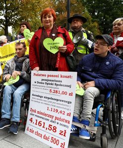 Protest niepełnosprawnych przed kancelarią Morawieckiego. "To hańba dla rządu PiS"