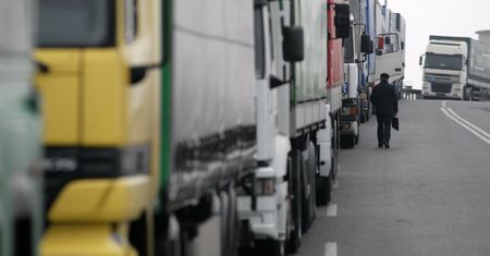TIR-y utknęły w kolejkach na granicy. Każda doba to kilkaset euro straty