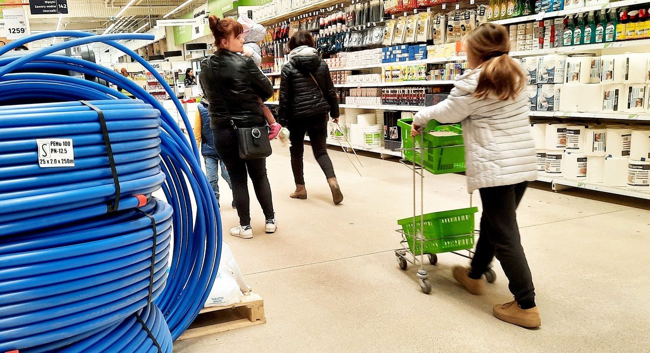 Alarm w sklepach! Zobacz najnowsze ostrzeżenia. To zniknęło z półek w Action, Tedi i innych sklepach