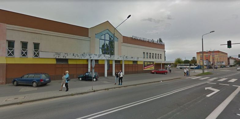 Biedronka w budynku dworcowym "pokonała" zakaz handlu