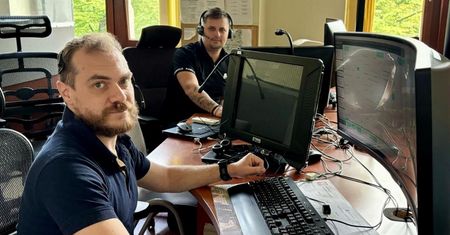 "Dzień dobry. Siostra rodzi, wychodzi główka". Jest nagranie