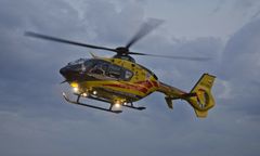 Niebezpieczny wypadek podczas prac polowych. 16-latek ma zmiażdżoną rękę