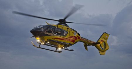 Niebezpieczny wypadek podczas prac polowych. 16-latek ma zmiażdżoną rękę
