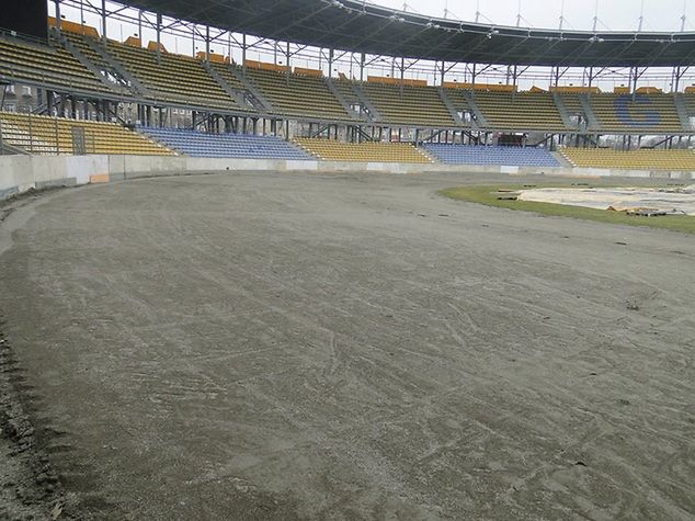 Na łukach jest sporo mazi, którą będzie trzeba usuwać (fot. Facebook Stal Gorzów)