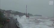Potężny sztorm uderza w linię kolejową w Dawlish