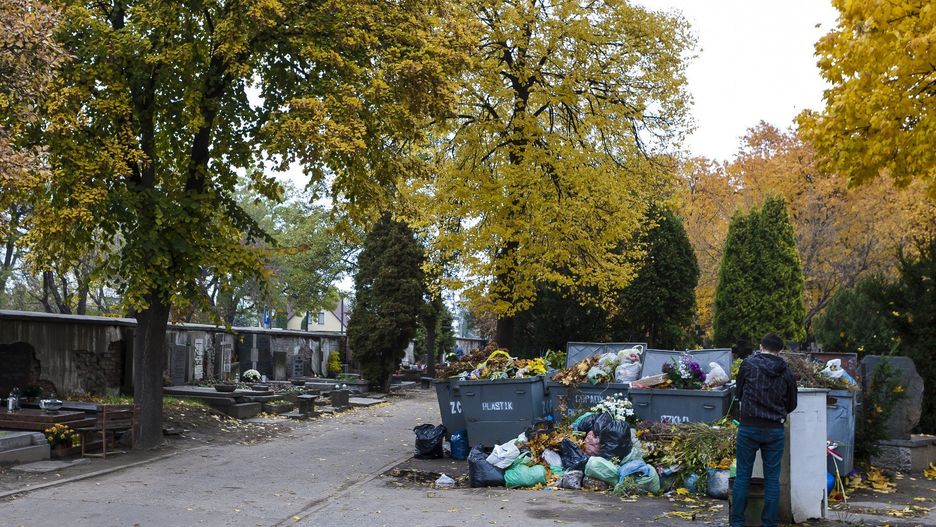Administracja toruńskich cmentarzy podkreśla, że sam apel o segregację nie wystarczy, bo wiele cmentarnych śmieci po prostu nie pasuje do obowiązujących frakcji.