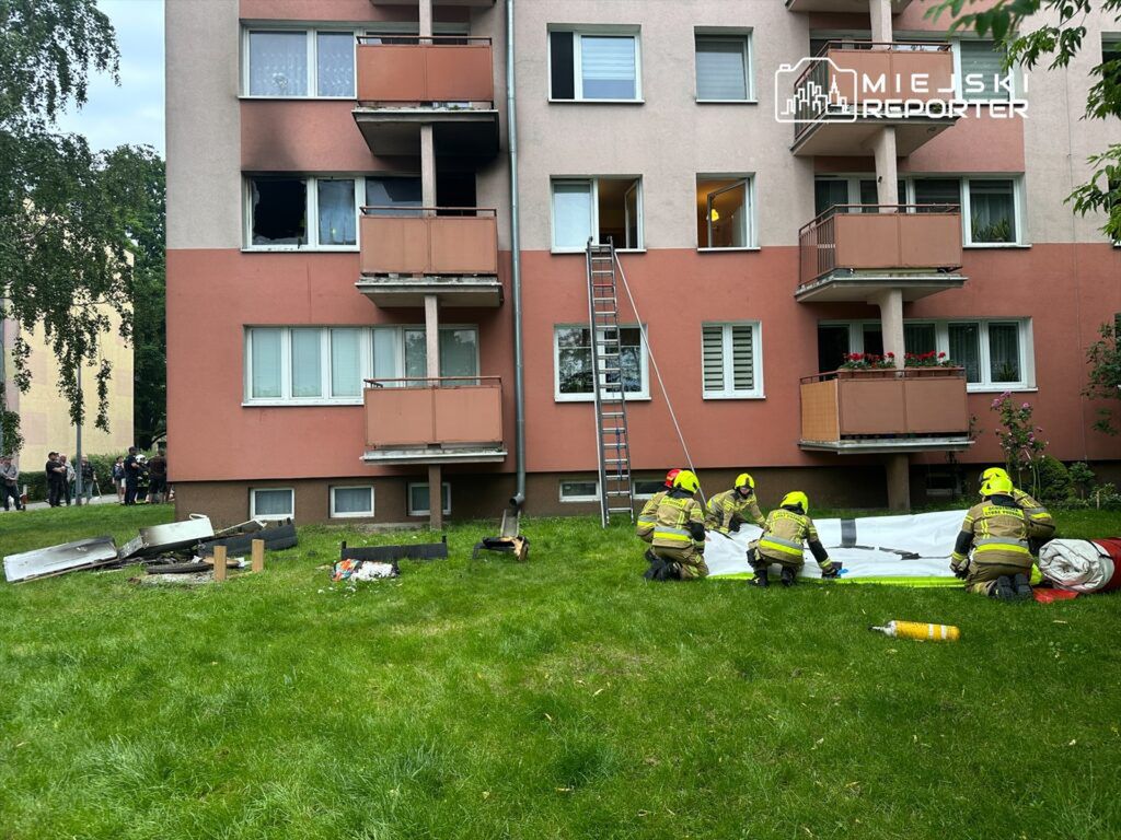 Pożar mieszkania w Piastowie. Strażacy ewakuowali mieszkańca przy pomocy drabiny. Trafił do szpitala