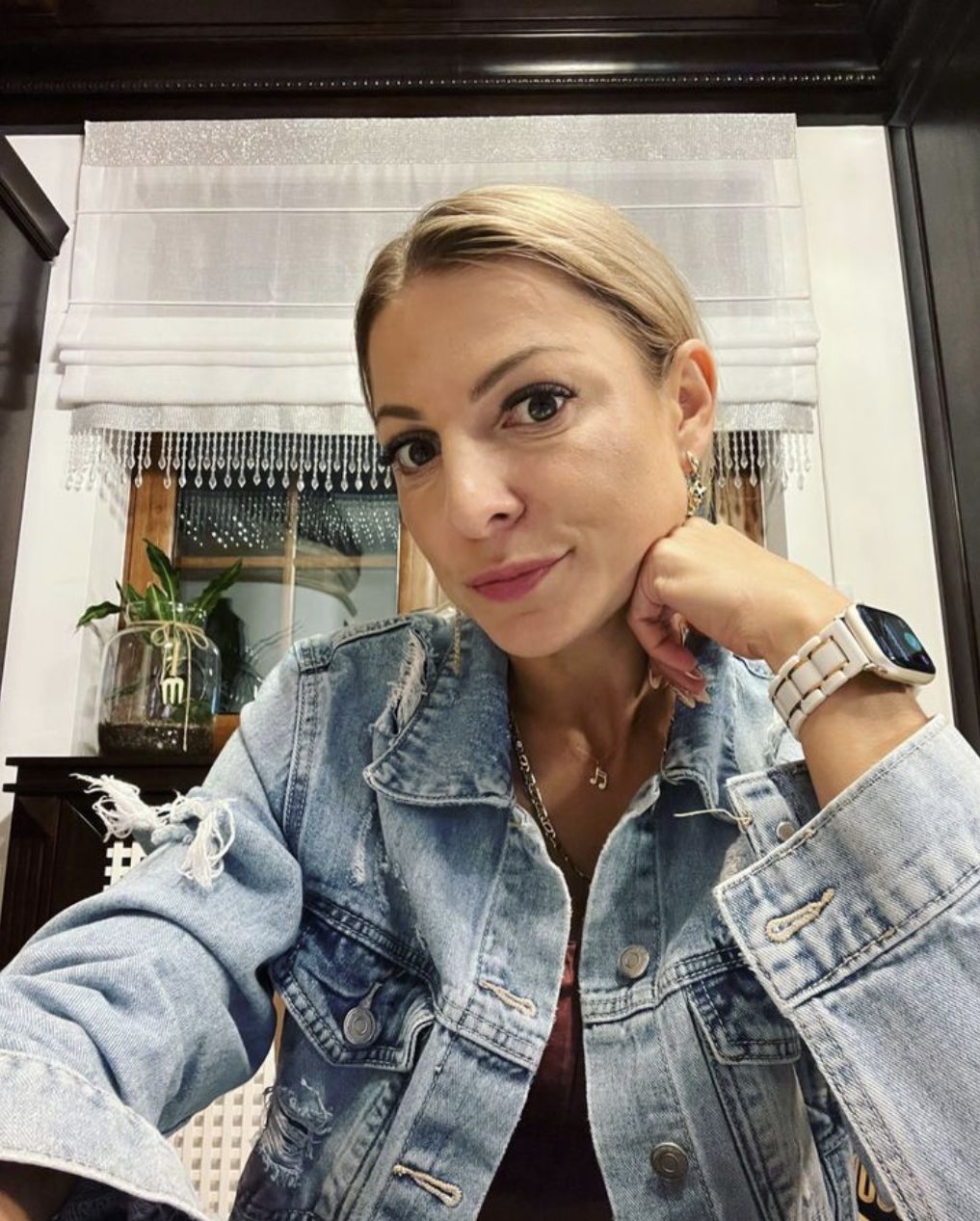 Magdalena Narożna w jeansowej kurtce