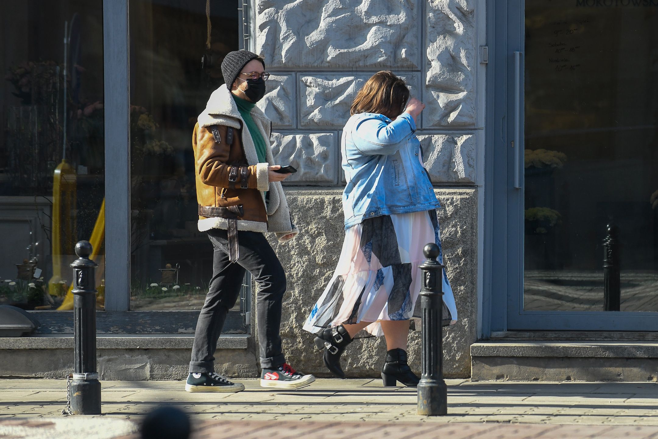 Dominika Gwit pozuje mężowi na ulicy