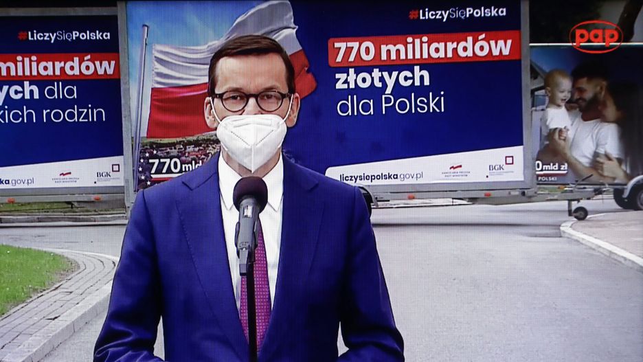Warszawa, 27.04.2021. Koronawirus w Polsce. Premier Mateusz Morawiecki podczas konferencji prasowej transmitowanej przez serwis pap.pl i oglądanej w jednym z mieszkań w Warszawie, 27 bm. W Sejmie rano odbyło się spotkanie premiera Morawieckiego i przedstawicieli rządu oraz klubu PiS z politykami Lewicy nt. Krajowego Planu Odbudowy. (mr) PAP/Rafał Guz