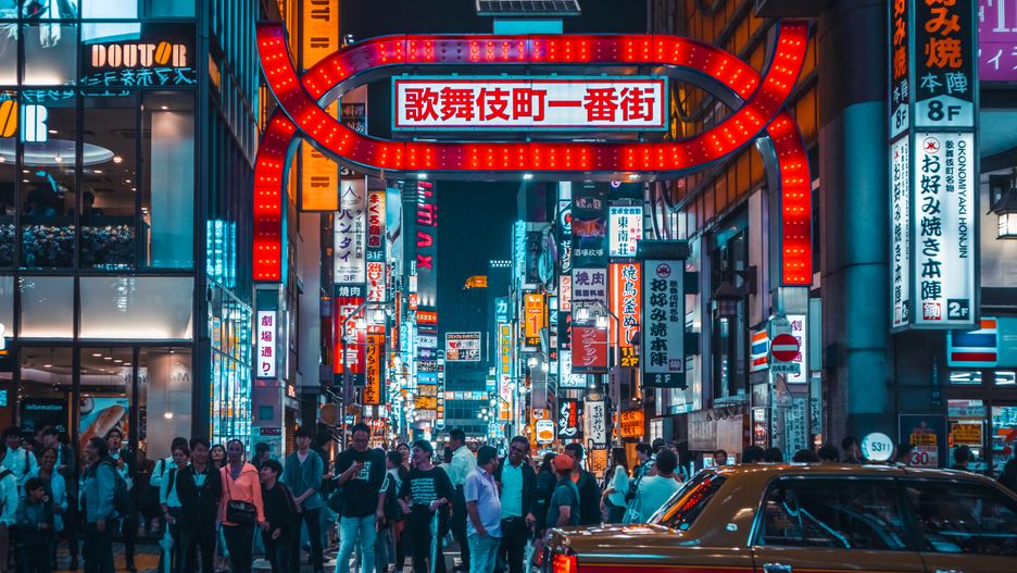 W Japonii mówi się, że ludzie muszą wyłączać niepotrzebne światła, ale nadal powinni używać klimatyzacji, aby uniknąć powikłań z powodu wielkich upałów.