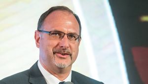 Jest posłem. Jego mamę zna każdy Polak