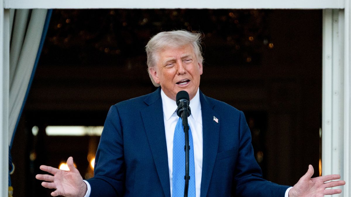 Summer soiree on the South Lawn of the White House
epa12156331 US President Donald Trump speaks during a Summer soiree on the South Lawn of the White House in Washington, DC, USA, on 04 June 2025.  EPA/Eric Lee / POOL 
Dostawca: PAP/EPA.
Eric Lee / POOL
South Lawn, balcony, White House