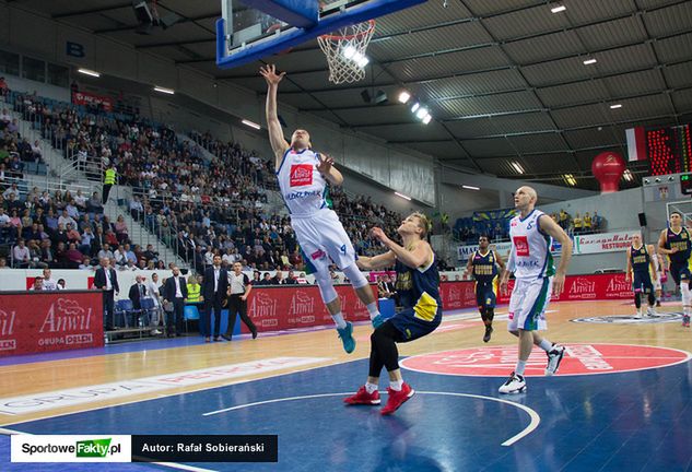 Kamil Łączyński w jednej z akcji w meczu z Asseco Gdynia