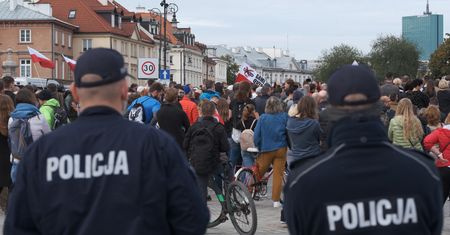 Koronawirus. Protesty "antycovidowców" w całym kraju. Ponad 200 mandatów
