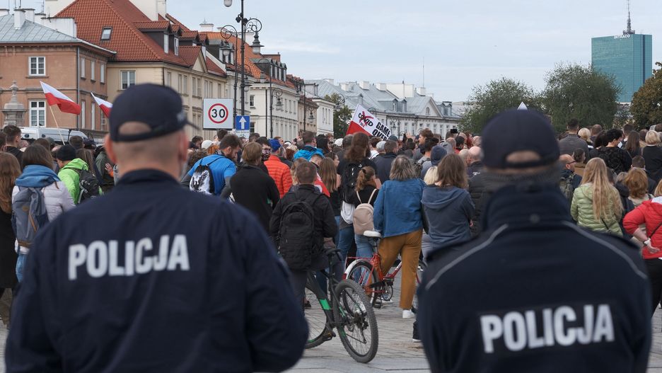 Koronawirus w Polsce. W sobotę w całym kraju odbywały się protesty antycovidowców. Policjanci wystawili ponad 200 mandatów