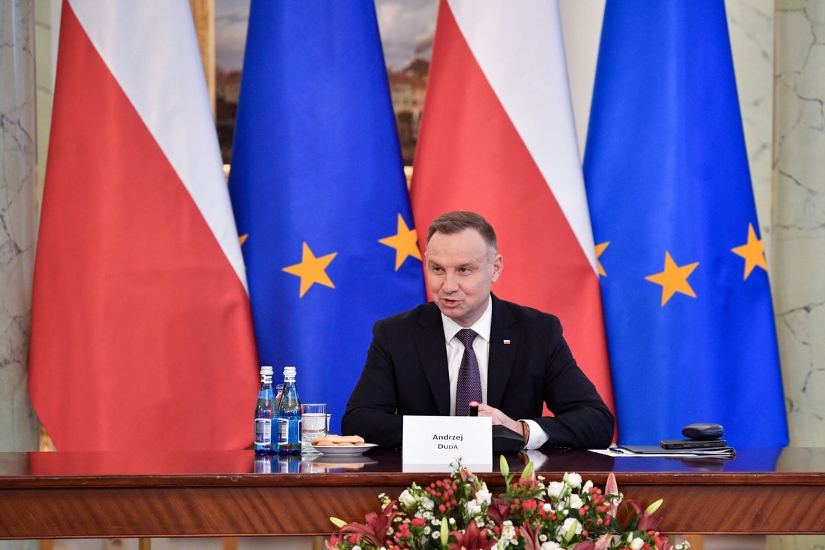 Prezydent Andrzej Duda podpisał ustawę wydłużającą kadencję samorządów
