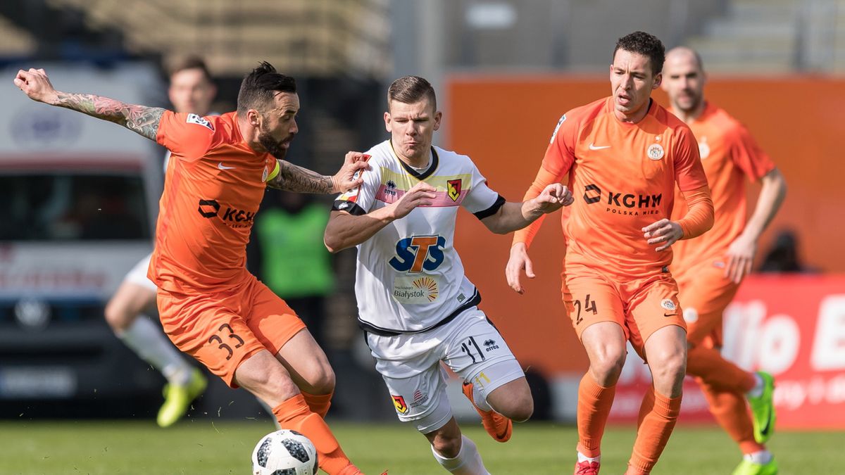 PAP / Maciej Kulczyński / Na zdjęciu: zawodnicy KGHM Zagłębia Lubin Lubomir Guldan (z lewej) i Jakub Tosik (z prawej) oraz Roman Bezjak (w środku) z Jagiellonii Białystok