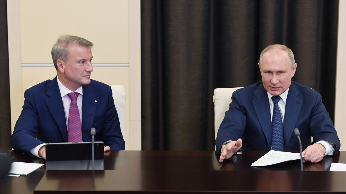 epa08861987 Russian President Vladimir Putin (R) and Chief Executive of Sberbank German Gref (L) attend a session of the Artificial Intelligence Journey (AI Journey 2020), an international artificial intelligence and data science conference, via videoconference,  at the Novo-Ogaryovo state residence outside Moscow, Russia, 04 December 2020.  EPA/ALEXEI NIKOLSKY/SPUTNIK /KREMLIN POOL / POOL MANDATORY CREDIT Dostawca: PAP/EPA.ALEXEI NIKOLSKY/SPUTNIK /KREMLIN POOL / POOL