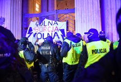 Strajk Kobiet przed MEN. Czarnek: mamy problem pod bramą