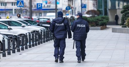 Dziecko wyszło z domu, a sąsiedzi wzywają policję