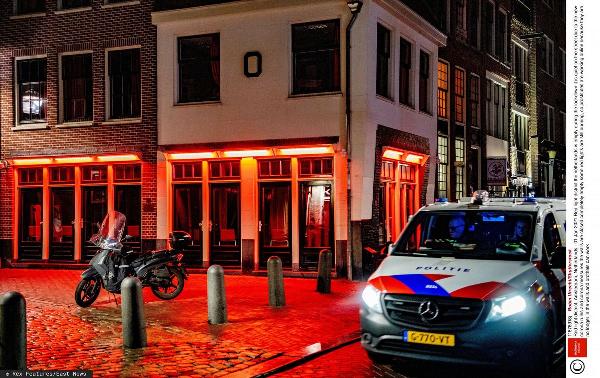 Amsterdam. Opustoszałe ulice w słynnej dzielnicy czerwonych latarnii
