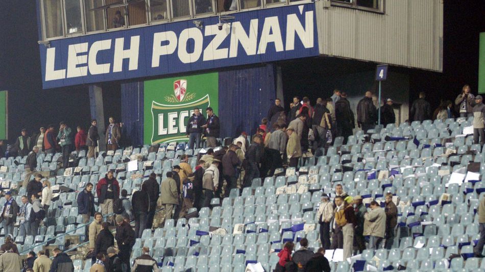 Kibice w milczeniu opuszczają stadion Lecha Poznań, po przerwanym meczu w 38 min spotkania piłkarskiej ekstraklasy z Pogonią Szczecin