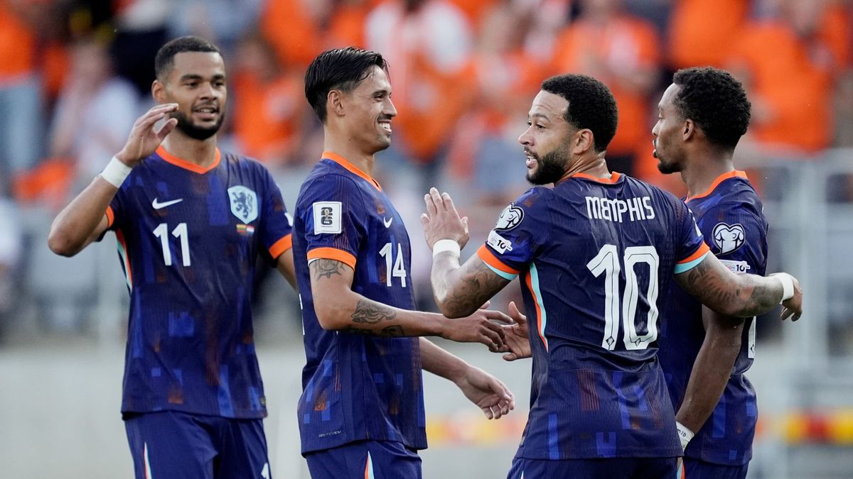 Getty Images / Roy Lazet/Soccrates/Getty Images / Na zdjęciu: piłkarze reprezentacji Holandii, z nr 10: Memphis Depay