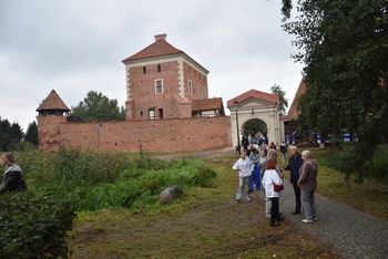 Przekazanie kluczy do zamku, spacery po zamkowym dziedzińcu i dworskie zwyczaje - Gołaniecka Biesiada Zamkowa