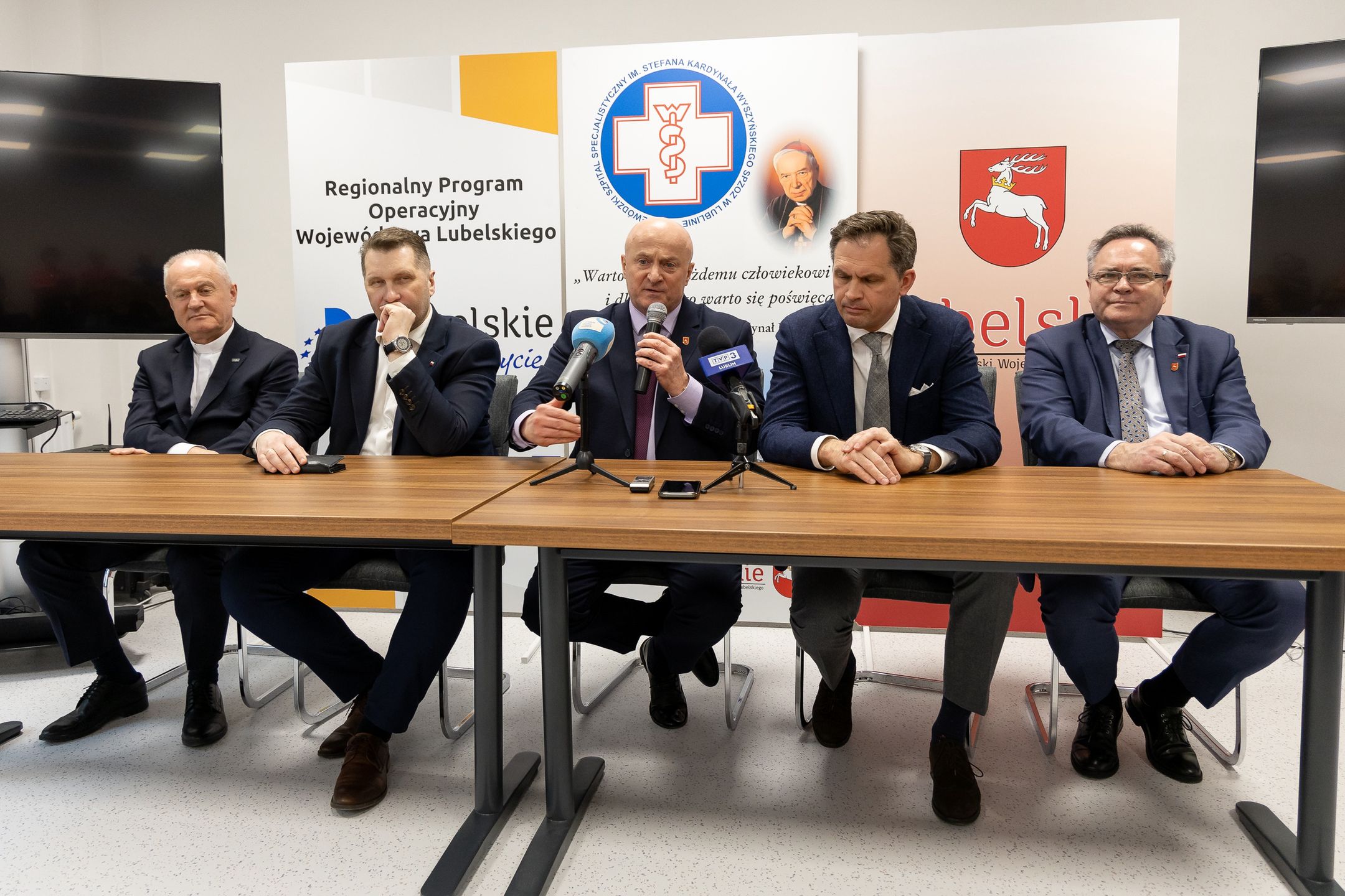 Profesor Michał Zembala (drugi od prawej) do 1 czerwca był szefe