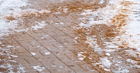 Posyp tym kostkę, a wiosną pożałujesz. Nagminny błąd